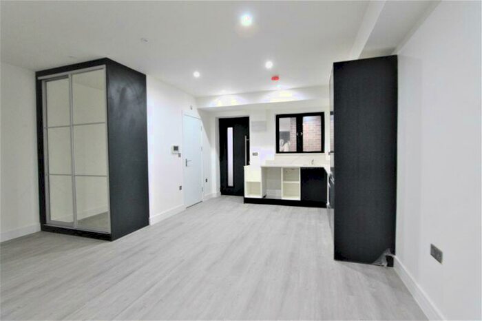 Apartment To Rent In - Wick Lane, London, E3