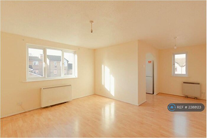 2 Bedroom Flat To Rent In Henderson Court, London, SE14