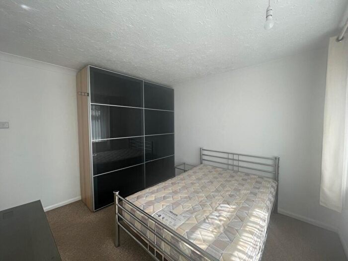 2 Bedroom Flat To Rent In Vale Drive, Southampton, SO18