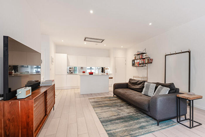 1 Bedroom Apartment For Sale In Hornsey Road, London, N7