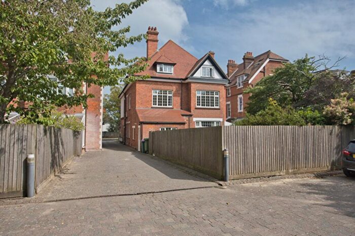 2 Bedroom Flat For Sale In Earls Avenue, Folkestone, Kent, CT20