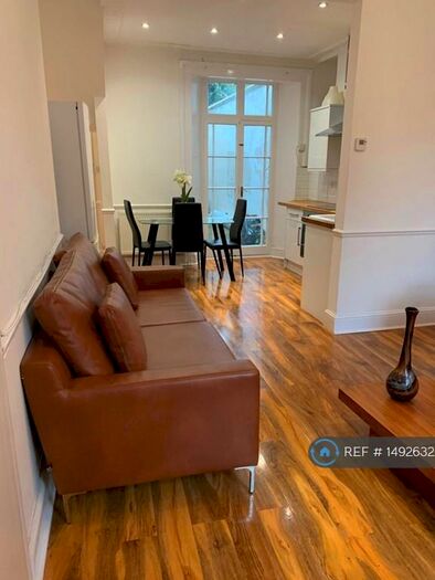 2 Bedroom Flat To Rent In Camberwell New Rd, London, SE5