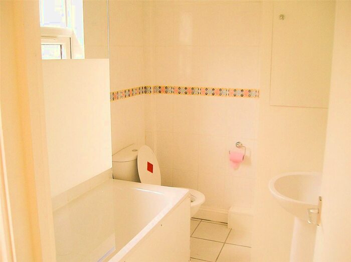 2 Bedroom Maisonette To Rent In Jasmine Gardens, Croydon, CR0