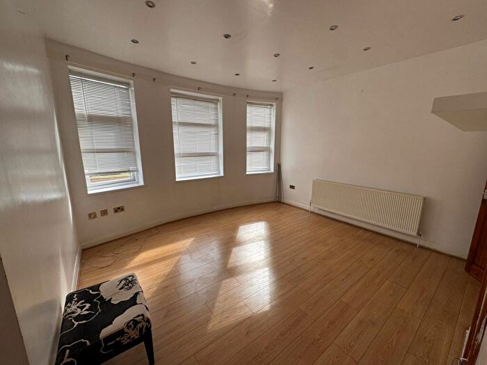 3 Bedroom Flat To Rent In The Circle, Barton Road, M32