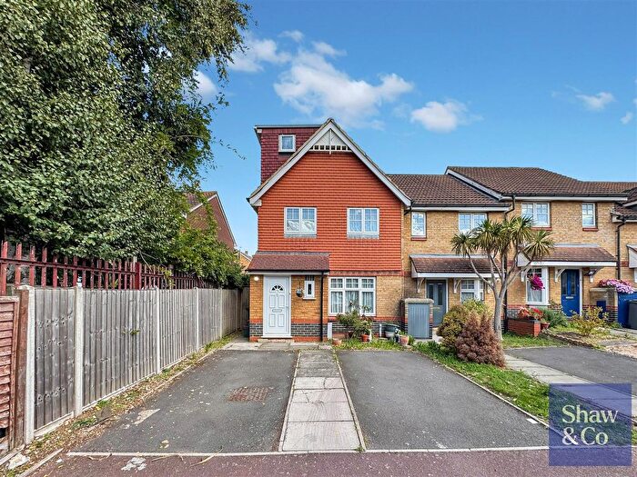 5 Bedroom End Of Terrace House For Sale In Garrison Close, Hounslow, TW4