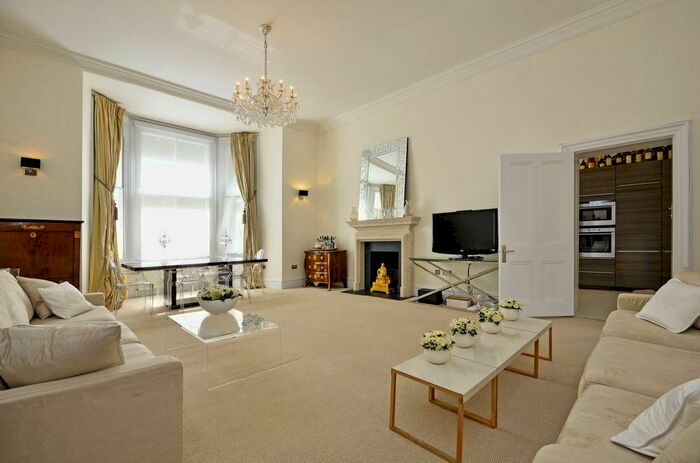 3 Bedroom Flat To Rent In Old Brompton Road, South Kensington, London, SW5
