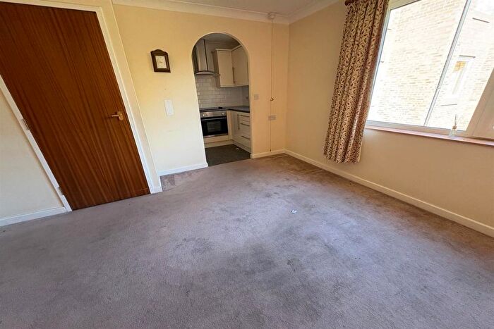 1 Bedroom Flat To Rent In Homedell House, Roundwood Lane, AL5