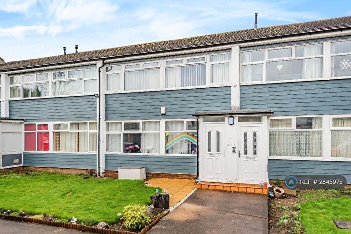 2 Bedroom Flat To Rent In High Moor Court, Leeds, LS17