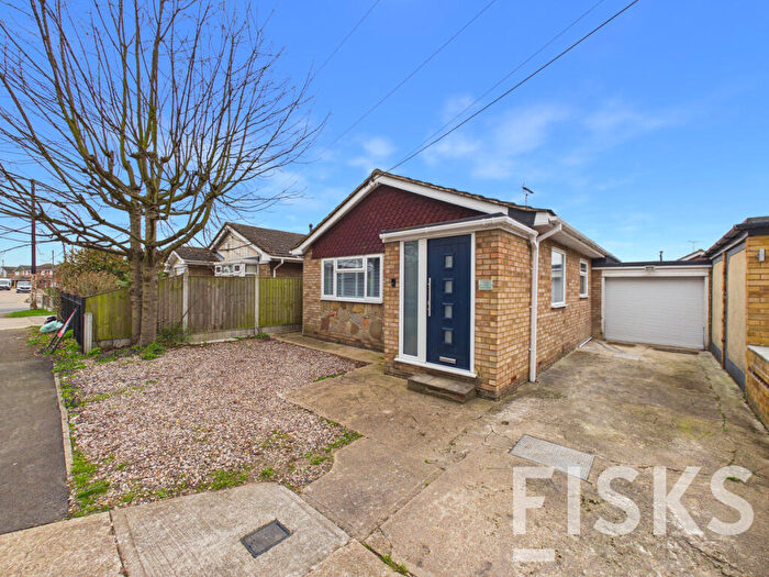 2 Bedroom Detached Bungalow For Sale In Goirle Avenue, Canvey Island, SS8