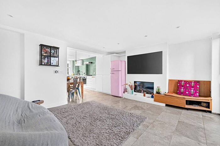 2 Bedroom Flat To Rent In St. Peter's Street, Angel, N1