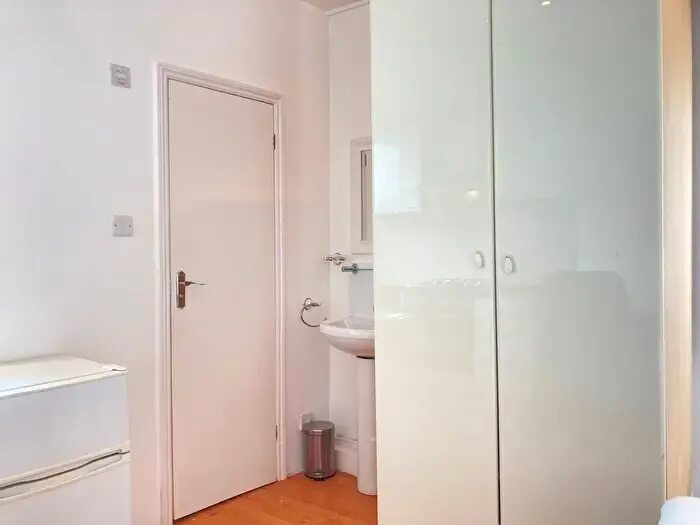 Studio To Rent In Chiswick High Road, London, W4