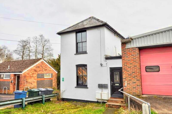 1 Bedroom Apartment To Rent In High Street, Lane End, HP14