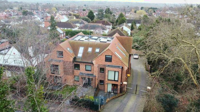 3 Bedroom Apartment To Rent In High Road, Loughton, IG10