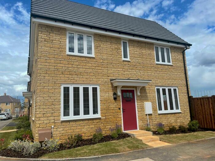 3 Bedroom Semi-Detached House To Rent In Carterton, Brize Norton, OX18