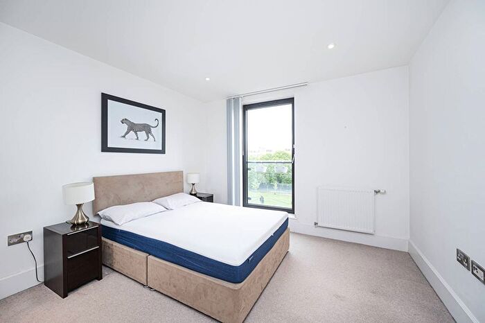 3 Bedroom Flat To Rent In Axio Way, Bow, London, E3