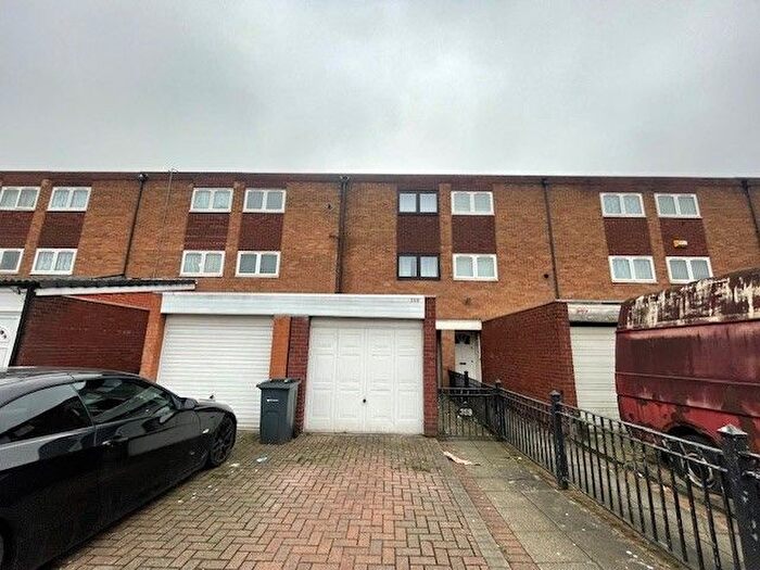 3 Bedroom Town House To Rent In Hospital Street, Birmingham, B19