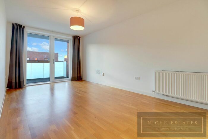 2 Bedroom Flat To Rent In Bathurst Square, London, N15