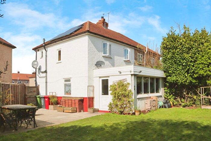 3 Bedroom Semi-Detached House For Sale In Mead Walk, Langley, SL3