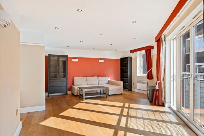 2 Bedroom Flat To Rent In Colefax Building, Plumbers Row, Aldgate East, Central London, E1