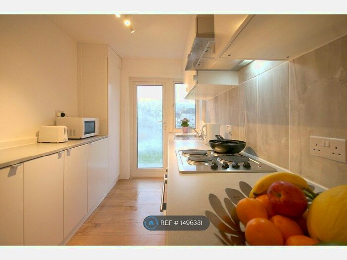 2 Bedroom Flat To Rent In Oxgangs Crescent, Edinburgh, EH13