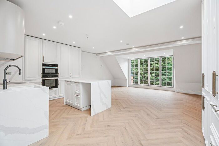 3 Bedroom Flat For Sale In Coronation Road, Ascot, Berkshire, SL5