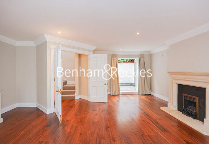2 Bedroom Terraced House To Rent In Farrier Walk, London, SW10