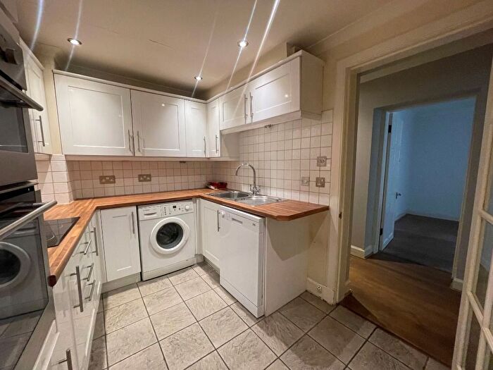 2 Bedroom Flat To Rent In Broughton Street, New Town, Edinburgh, EH1