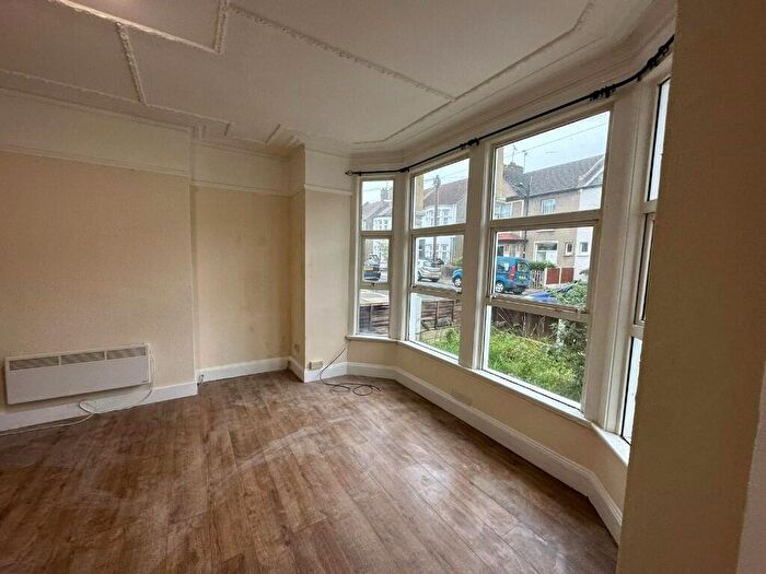 Studio To Rent In Cotswold Road, Westcliff-On-Sea, Essex, SS0