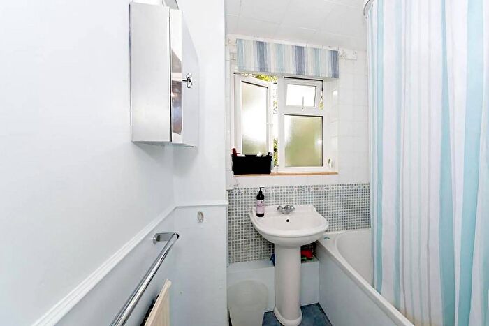 3 Bedroom Flat To Rent In Brick Farm Close, Kew, Richmond, TW9