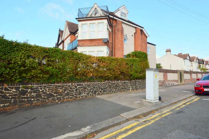 1 Bedroom Ground Flat To Rent In Riviera Drive, Southend-On-Sea, SS1