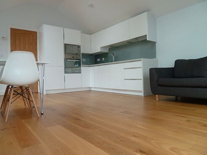 2 Bedroom Flat To Rent In Sunny Gardens Road, London, NW4
