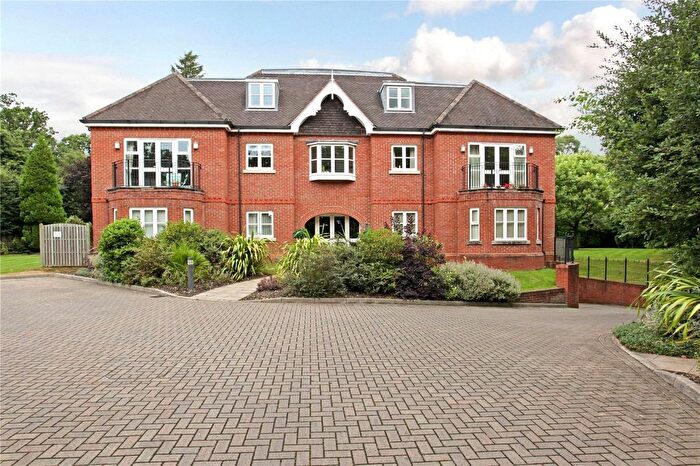 2 Bedroom Flat To Rent In Chasemount, Snows Ride, Windlesham, Surrey, GU20