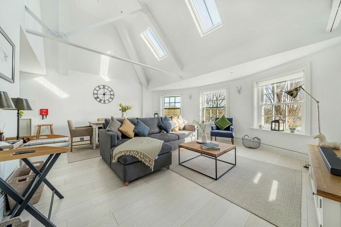 2 Bedroom Flat To Rent In Barrons Chase, Richmond, TW10