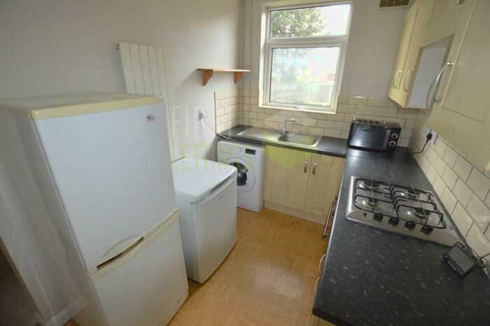 4 Bedroom Semi-Detached House To Rent In Heather Road, Clarendon Park, LE2