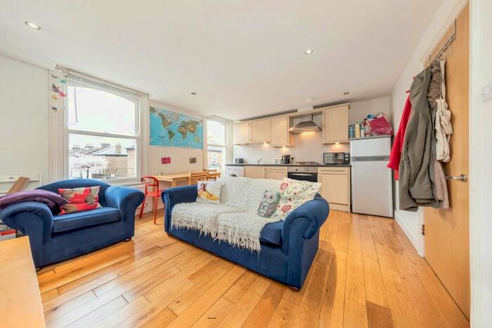 2 Bedroom Flat To Rent In Rattray Road, London, SW2