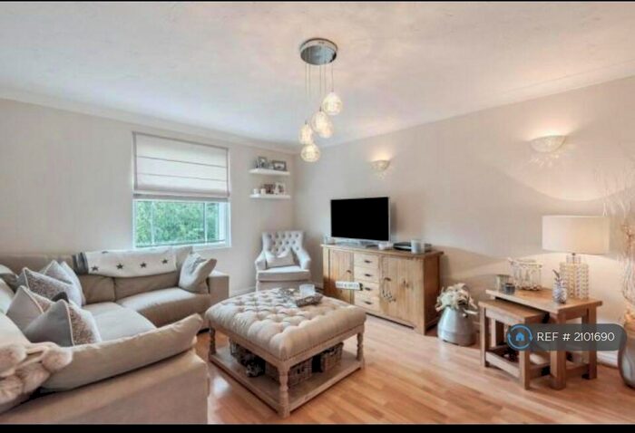 1 Bedroom Flat To Rent In Ilkley Court, London, N11