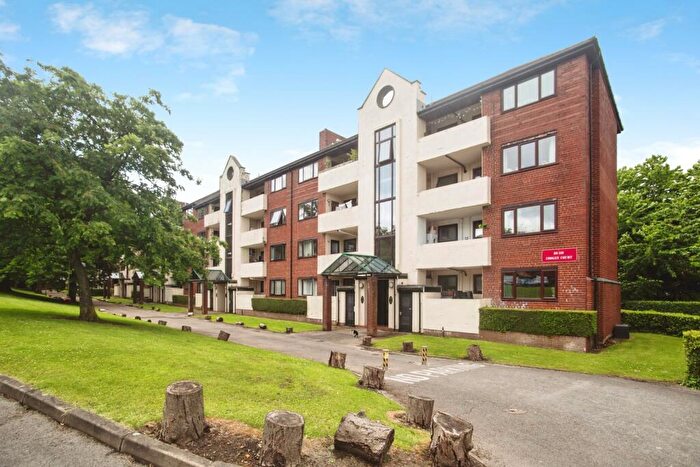 2 Bedroom Flat For Sale In Drive, Salford, Lancashire, M5