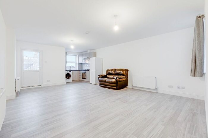 Studio To Rent In High Road, Wood Green, London, N22