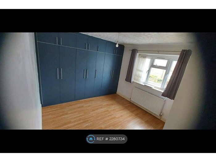 1 Bedroom Flat To Rent In Anneway, Ilford, IG6