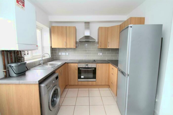 2 Bedroom Maisonette To Rent In Hedge Lane, Palmers Green, N13