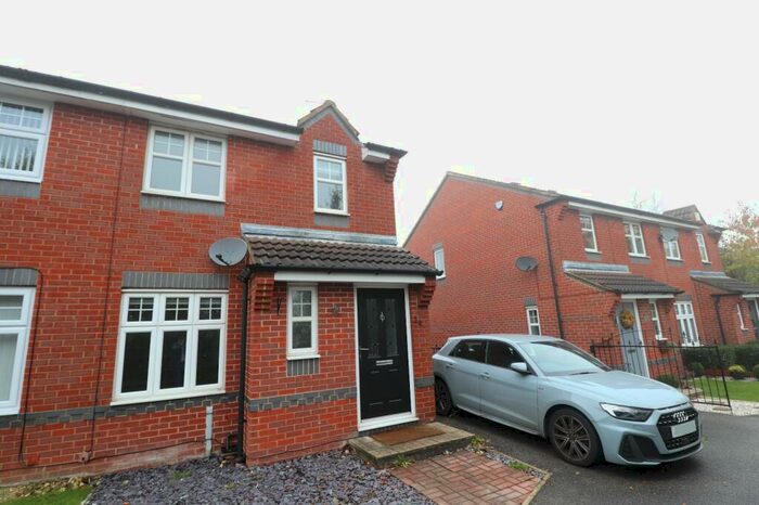 3 Bedroom Semi-Detached House To Rent In Middleham Moor, Leeds, West Yorkshire, LS10