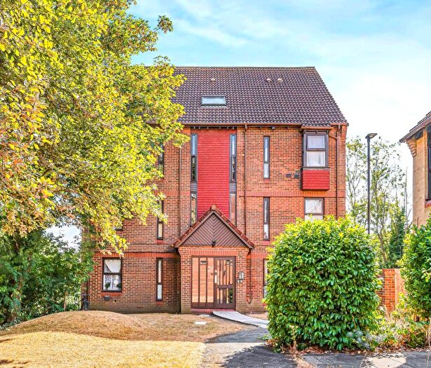 Studio For Sale In Pilgrims Close, Palmers Green, N13