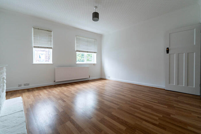 3 Bedroom Flat To Rent In High Road, Leytonstone, E11