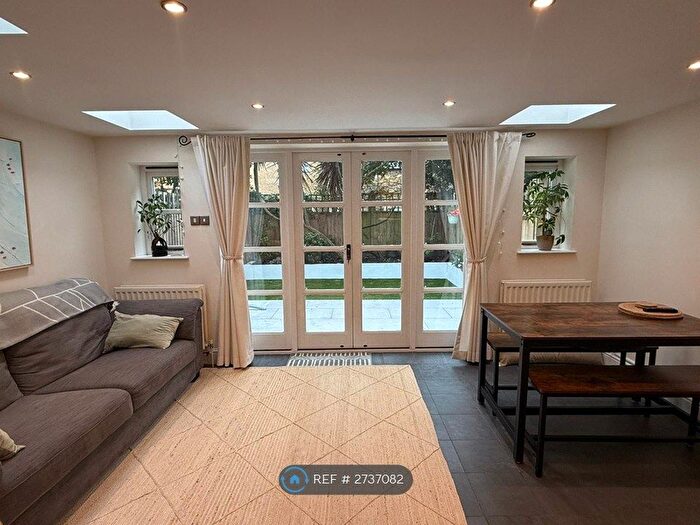 2 Bedroom Flat To Rent In Comyn Road, London, SW11