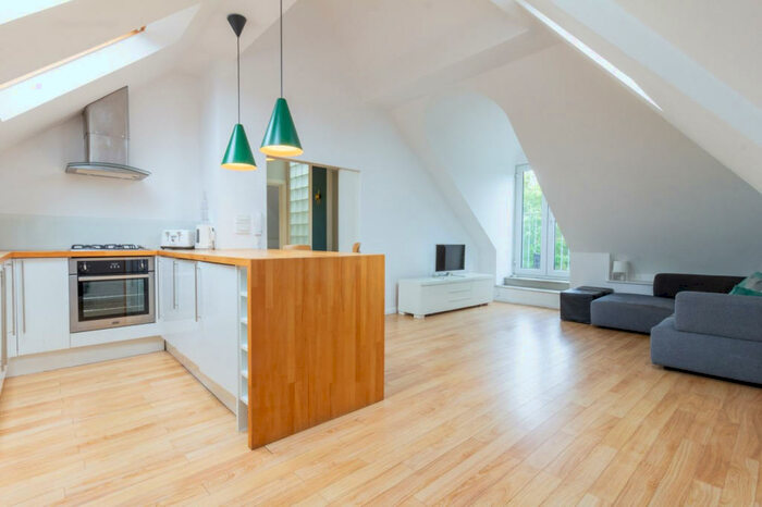 2 Bedroom Flat To Rent In College Park Close, London, SE13