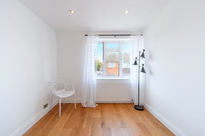 1 Bedroom Flat To Rent In Latchmere Close, Richmond, TW10