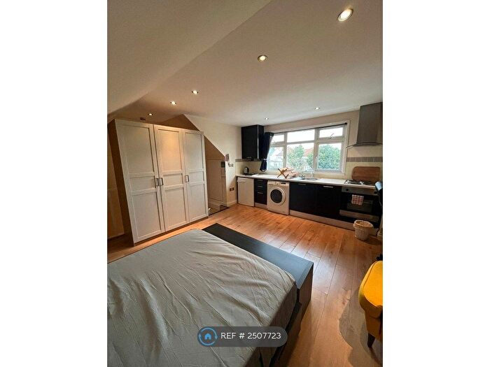 Studio To Rent In Park Road, London, NW4