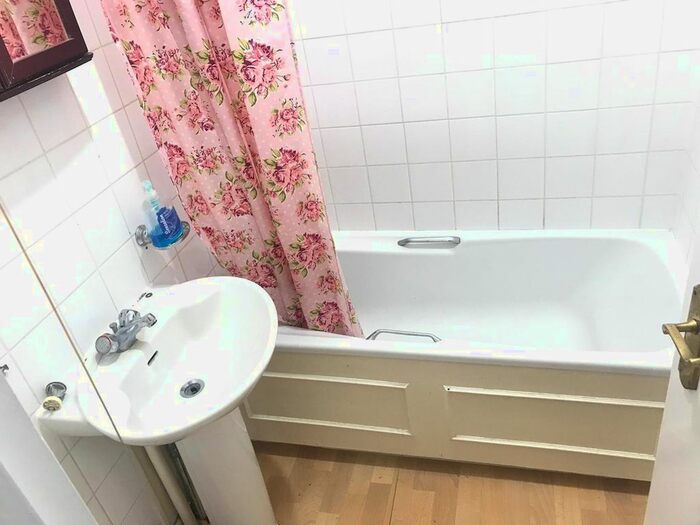 1 Bedroom Flat To Rent In Queens Road, Hounslow, TW3