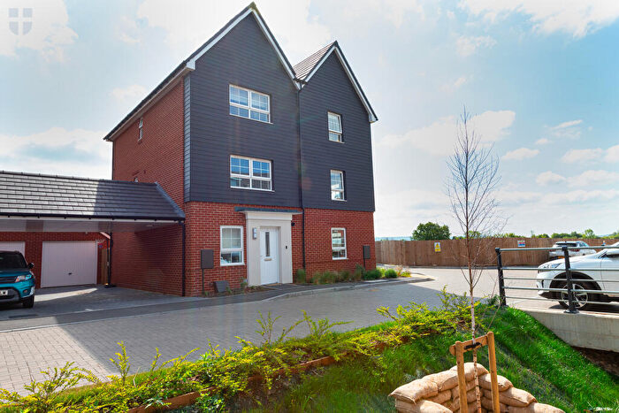 4 Bedroom Town House For Sale In Grand Junction, Broughton, Aylesbury, HP22