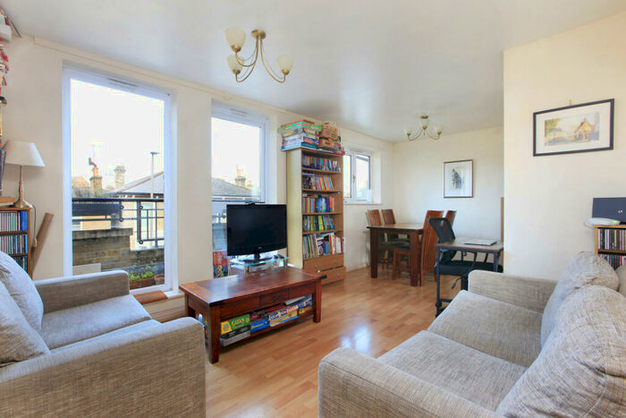 2 Bedroom Flat To Rent In St James Drive, Wandsworth Common, London, SW12